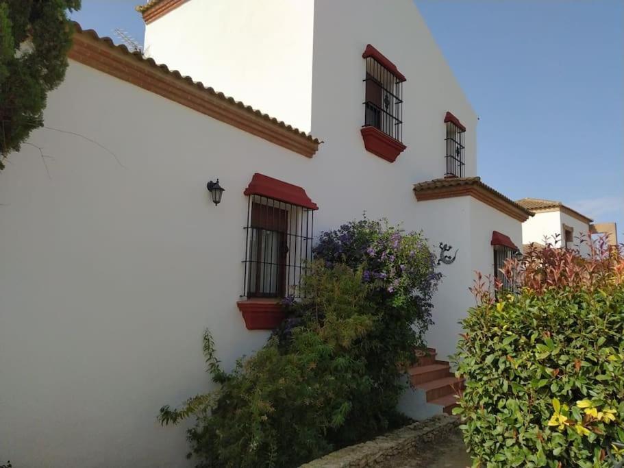 Agradable Casa Con Piscina En La Serrania. *